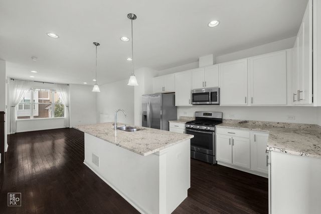 821 W Chase Lane, Palatine, IL 60067