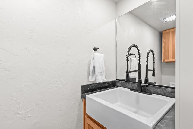 6030 Rock Way, Central Point, OR 97502