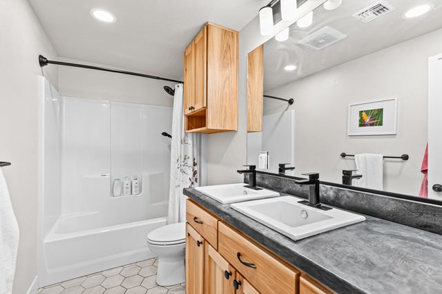 6030 Rock Way, Central Point, OR 97502