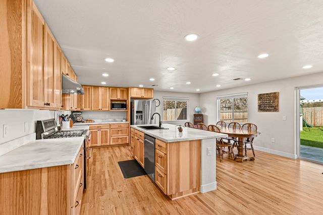 6030 Rock Way, Central Point, OR 97502