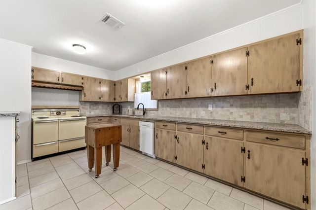 8330 Elm, Montgomery, TX 77316