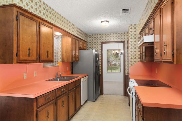 121 Maple Street, Lake Jackson, TX 77566