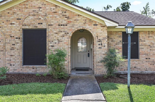 121 Maple Street, Lake Jackson, TX 77566