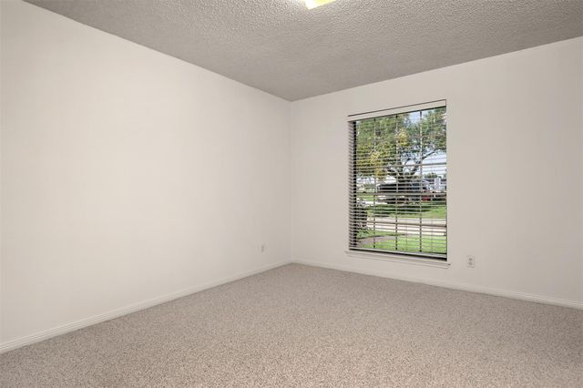 121 Maple Street, Lake Jackson, TX 77566