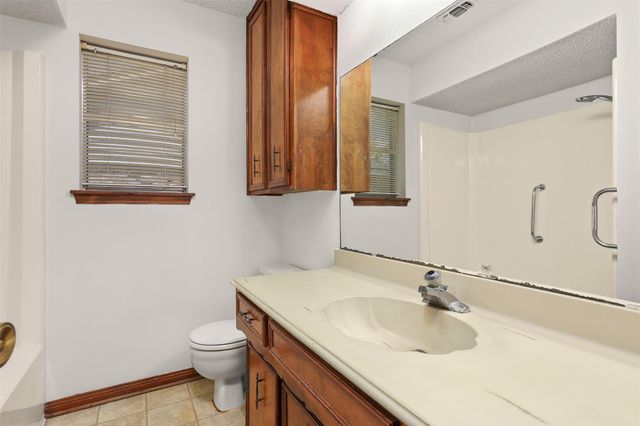 121 Maple Street, Lake Jackson, TX 77566