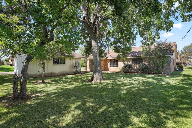 121 Maple Street, Lake Jackson, TX 77566