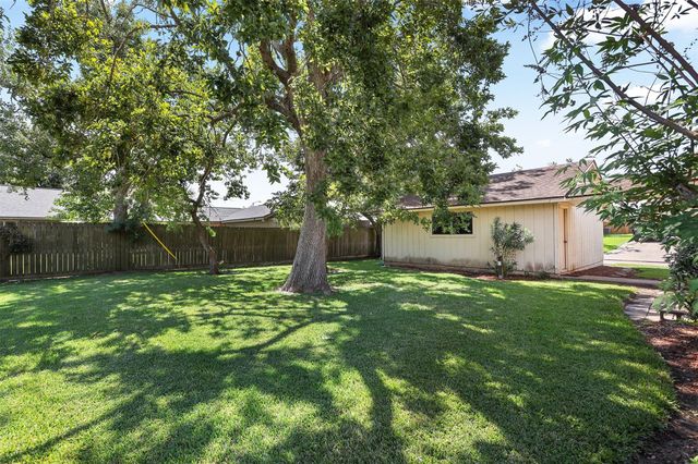 121 Maple Street, Lake Jackson, TX 77566