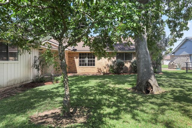 121 Maple Street, Lake Jackson, TX 77566