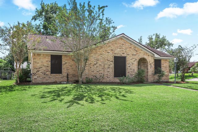 121 Maple Street, Lake Jackson, TX 77566