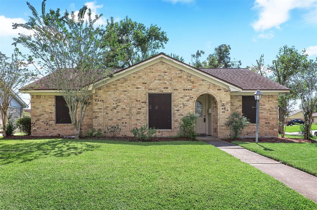 121 Maple Street, Lake Jackson, TX 77566