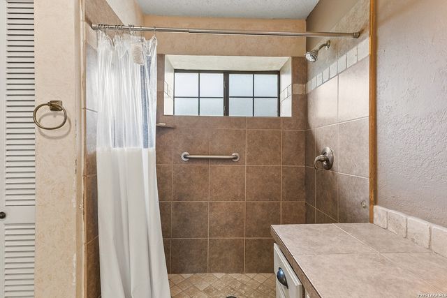 3801 HUNTERS GLN, Schertz, TX 78108