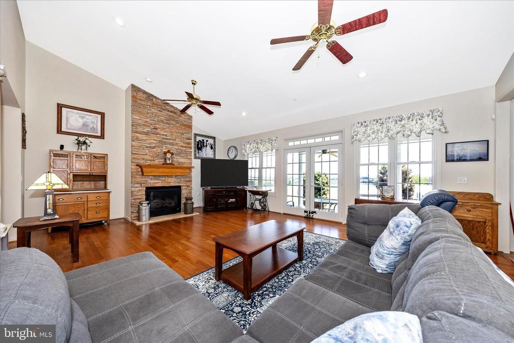 Image 5 of property listing at 4739 ELMER DERR RD, Frederick, MD 21703