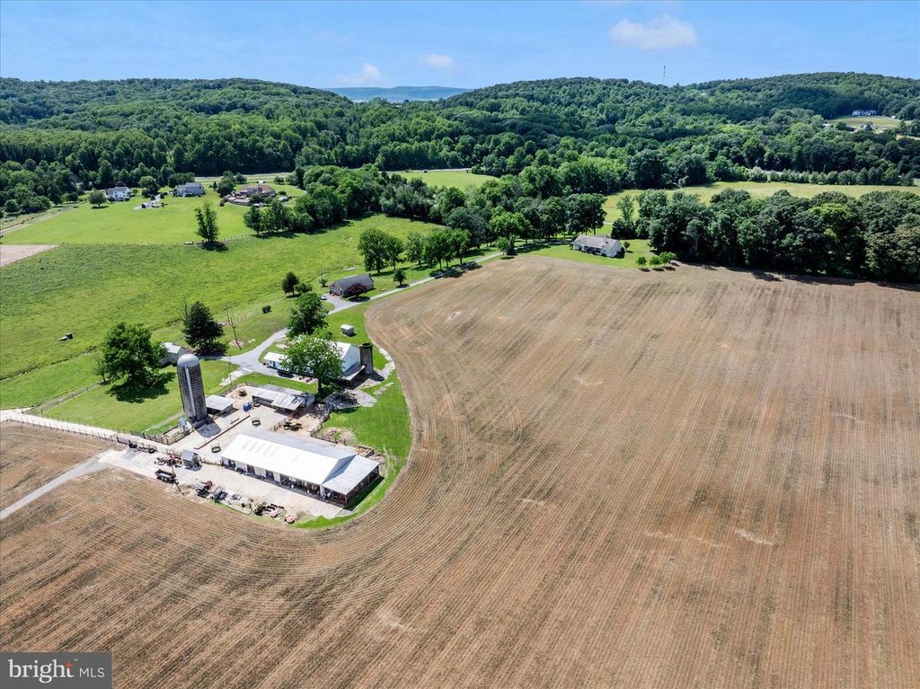 Image 92 of property listing at 4739 ELMER DERR RD, Frederick, MD 21703