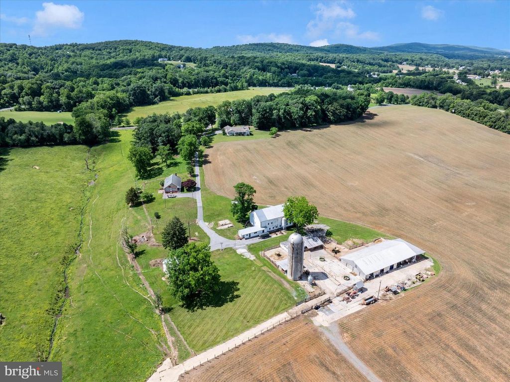 Image 93 of property listing at 4739 ELMER DERR RD, Frederick, MD 21703