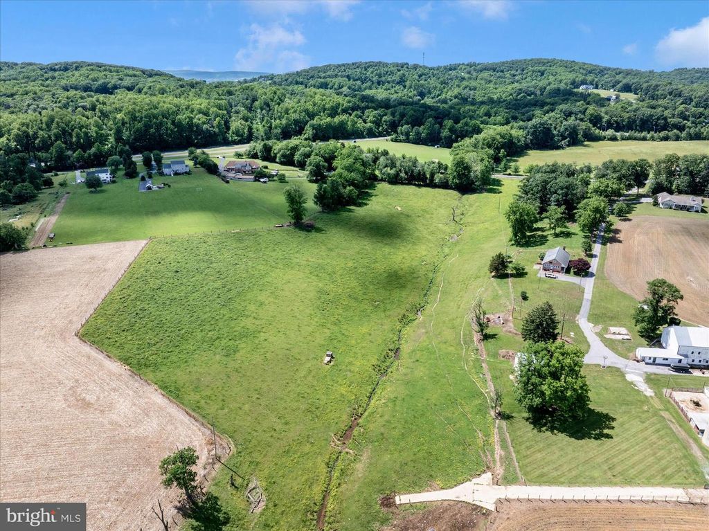 Image 94 of property listing at 4739 ELMER DERR RD, Frederick, MD 21703