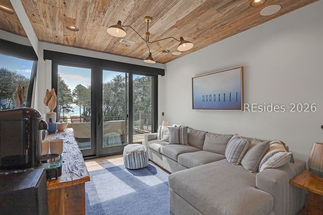 9 Bayberry Ln, Hilton Head Island, SC 29928