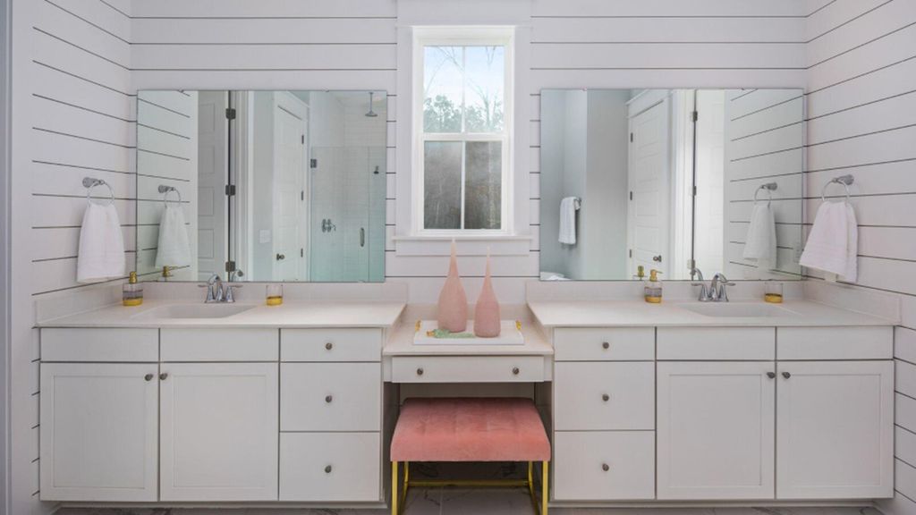 Image 6 of property listing at 992 Scotch Bonnet Way, Summerville, SC 29485