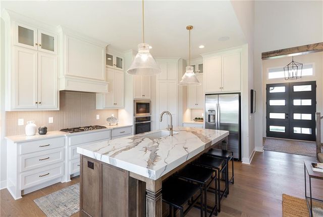 18481 Mohawk Lane, Overland Park, KS 66085