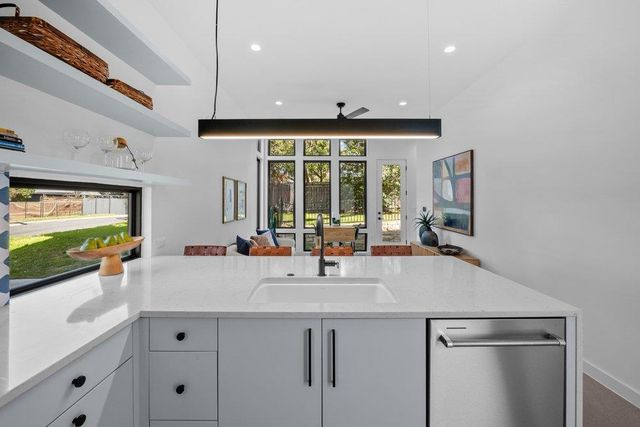 219 Lessin LN 10A, Austin, TX 78704