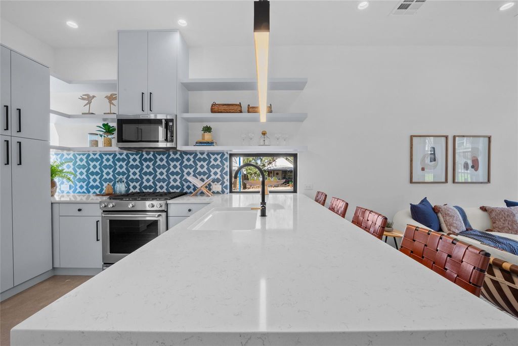 219 Lessin LN 10A, Austin, TX 78704