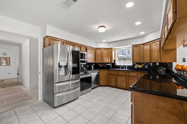 654 N Flamingo Drive, Seabrook, TX 77586