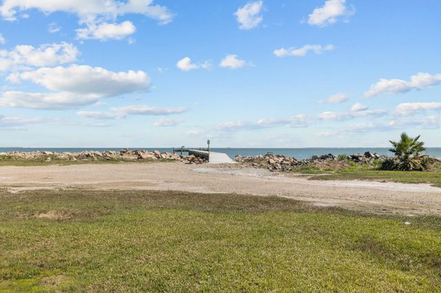 654 N Flamingo Drive, Seabrook, TX 77586