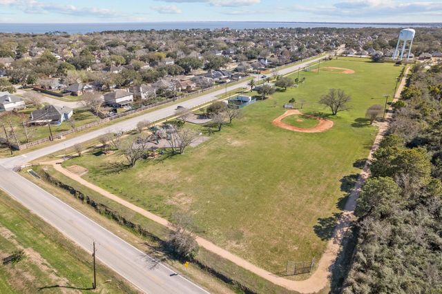 654 N Flamingo Drive, Seabrook, TX 77586