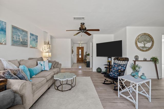 654 N Flamingo Drive, Seabrook, TX 77586