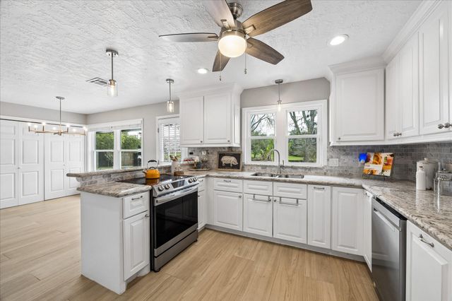 205 W Bayou Drive, Dickinson, TX 77539