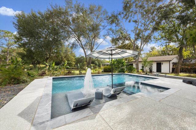 205 W Bayou Drive, Dickinson, TX 77539