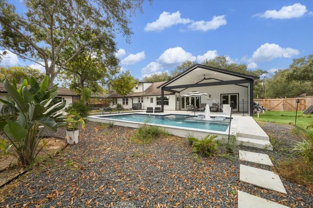 205 W Bayou Drive, Dickinson, TX 77539