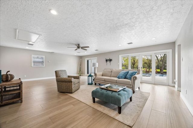 205 W Bayou Drive, Dickinson, TX 77539