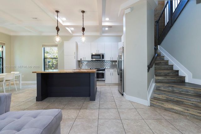 3565 W 97th St, Hialeah, FL 33018