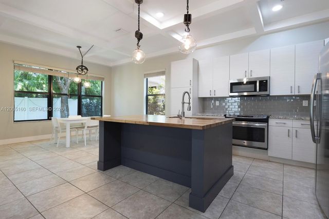 3565 W 97th St, Hialeah, FL 33018