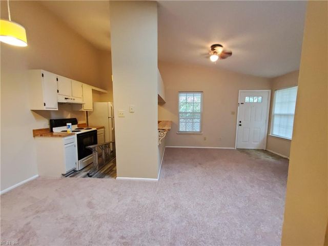 327 Thalia Station CT, Virginia Beach, VA 23452