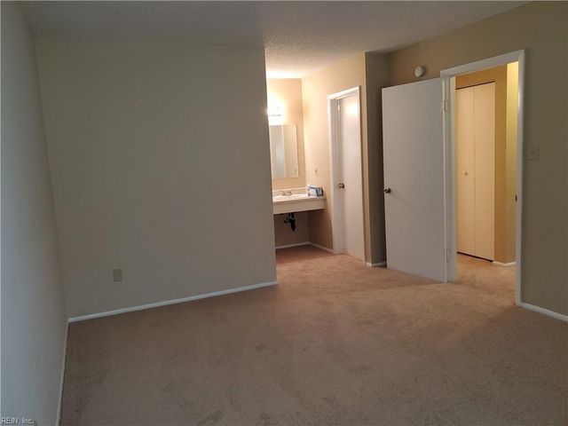 327 Thalia Station CT, Virginia Beach, VA 23452