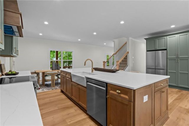 300 Nottingham Drive, Woodstock, GA 30188