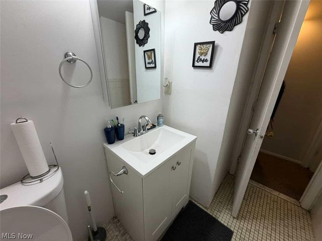 2440 Noble Road 204, Cleveland Heights, OH 44121