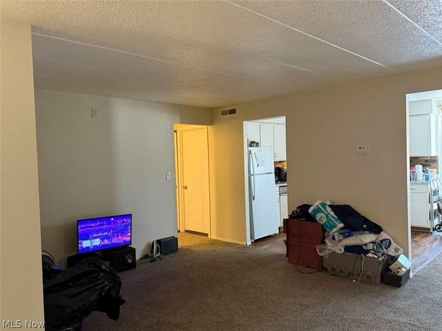 2440 Noble Road 204, Cleveland Heights, OH 44121