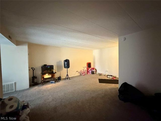 2440 Noble Road 204, Cleveland Heights, OH 44121