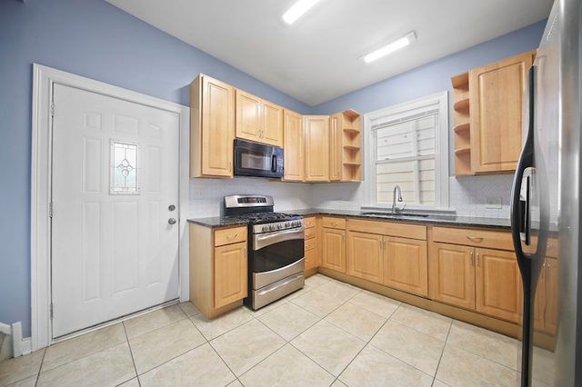 7931 S East End Avenue, Chicago, IL 60617