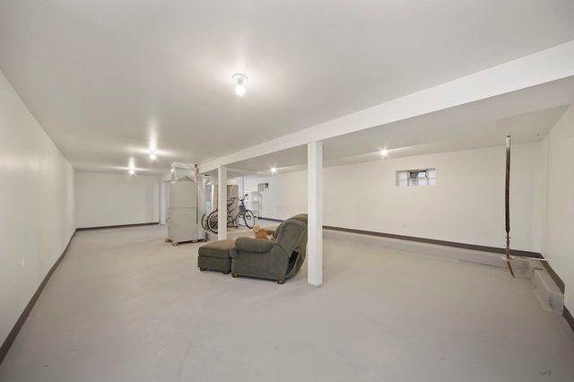 7931 S East End Avenue, Chicago, IL 60617