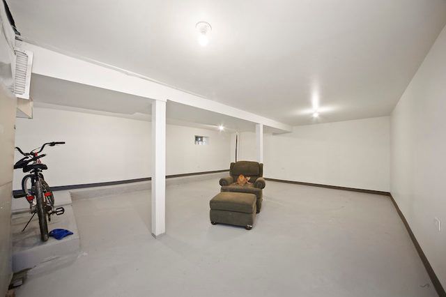 7931 S East End Avenue, Chicago, IL 60617