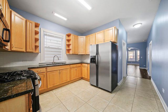 7931 S East End Avenue, Chicago, IL 60617