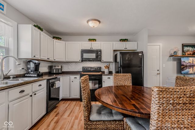 2216 Dawnshire Drive, Columbus, IN 47203