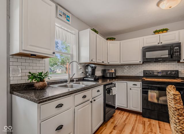 2216 Dawnshire Drive, Columbus, IN 47203