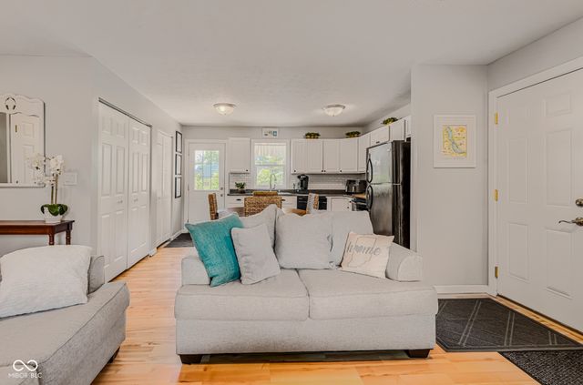 2216 Dawnshire Drive, Columbus, IN 47203