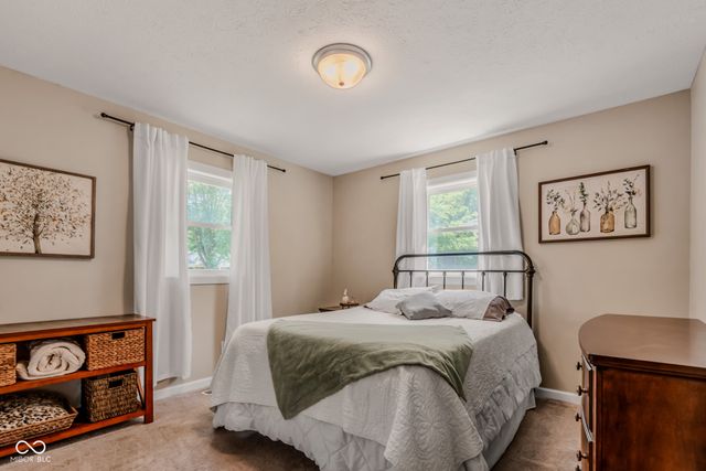 2216 Dawnshire Drive, Columbus, IN 47203
