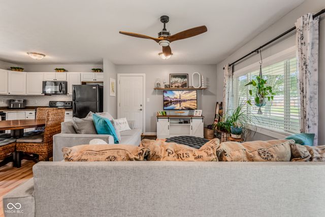 2216 Dawnshire Drive, Columbus, IN 47203
