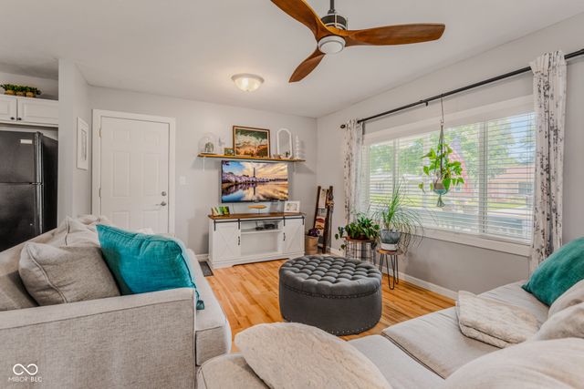 2216 Dawnshire Drive, Columbus, IN 47203
